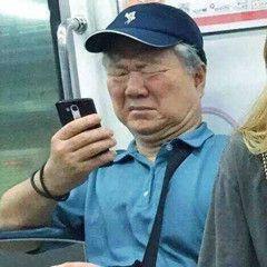 地铁老人看手机表情是什么意思插图