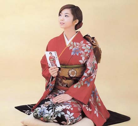 日本和服背后为什么背个小包包解释是什么？插图